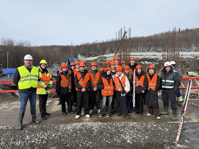 На строительной площадке бассейна на Кольском проспекте прошло практическое занятие для студентов строительного колледжа  