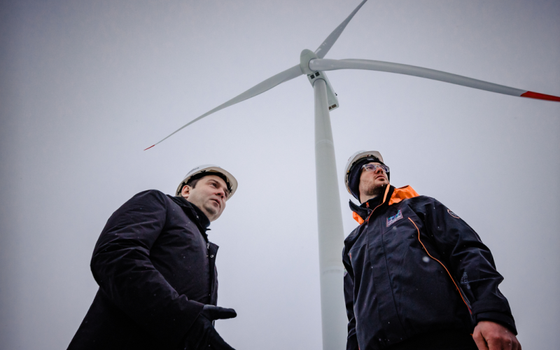 Governor Andrey Chibis made a test launch of the installation in the Kola Wind farm