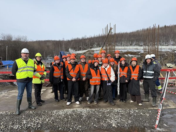 На строительной площадке бассейна на Кольском проспекте прошло практическое занятие для студентов строительного колледжа  